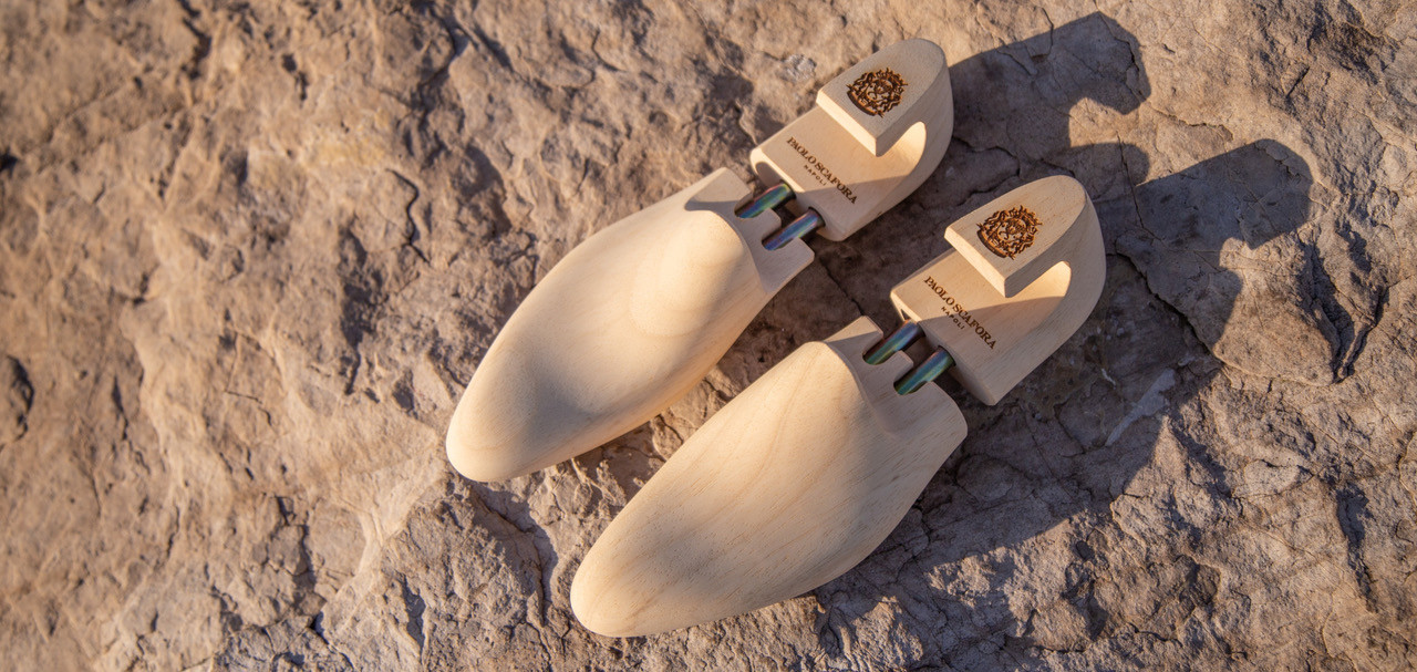 Only from November the 25th till November the 28th with purchase of our creations.We gift you with a shoetreessuper light in wood, perfect to travel.Made just for the modeland the number you will choose.